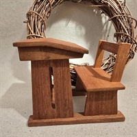 bord-bænk-sat-sammen-mørk-træ-gammel-dukkeskolebænk-legetøj